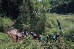 HKU Landscape students visiting a community forest in northern Laos. By Ashley Scott Kelly, 2019.