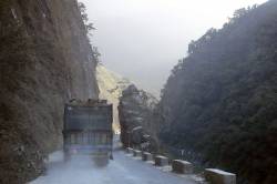 Narayanghat-Mugling Highway. By Ashley Scott Kelly, 2016.